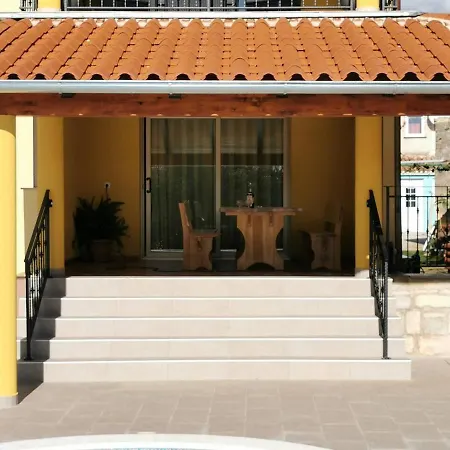Ana House In Loborika